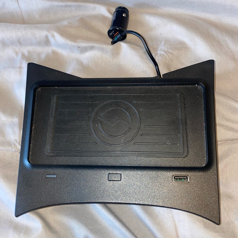 Black Wireless Charging Pad for Nissan